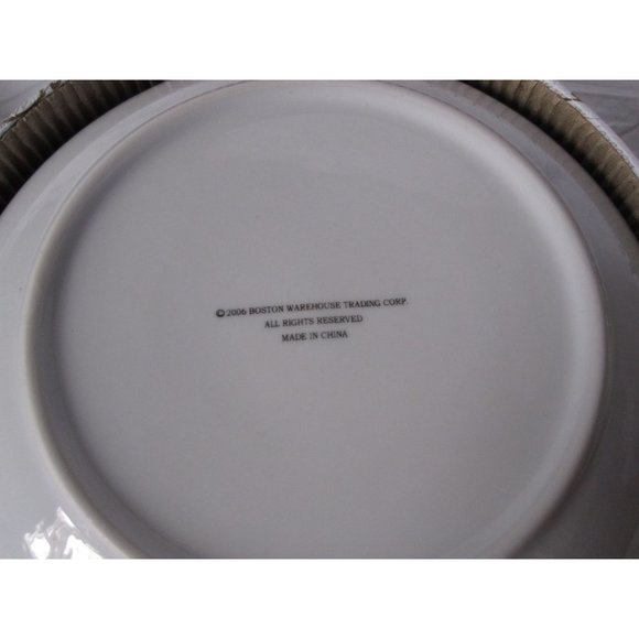 New open box Boston Warehouse Porcelain plate set of 4 Christmas festive #50392 - Picture 4 of 8